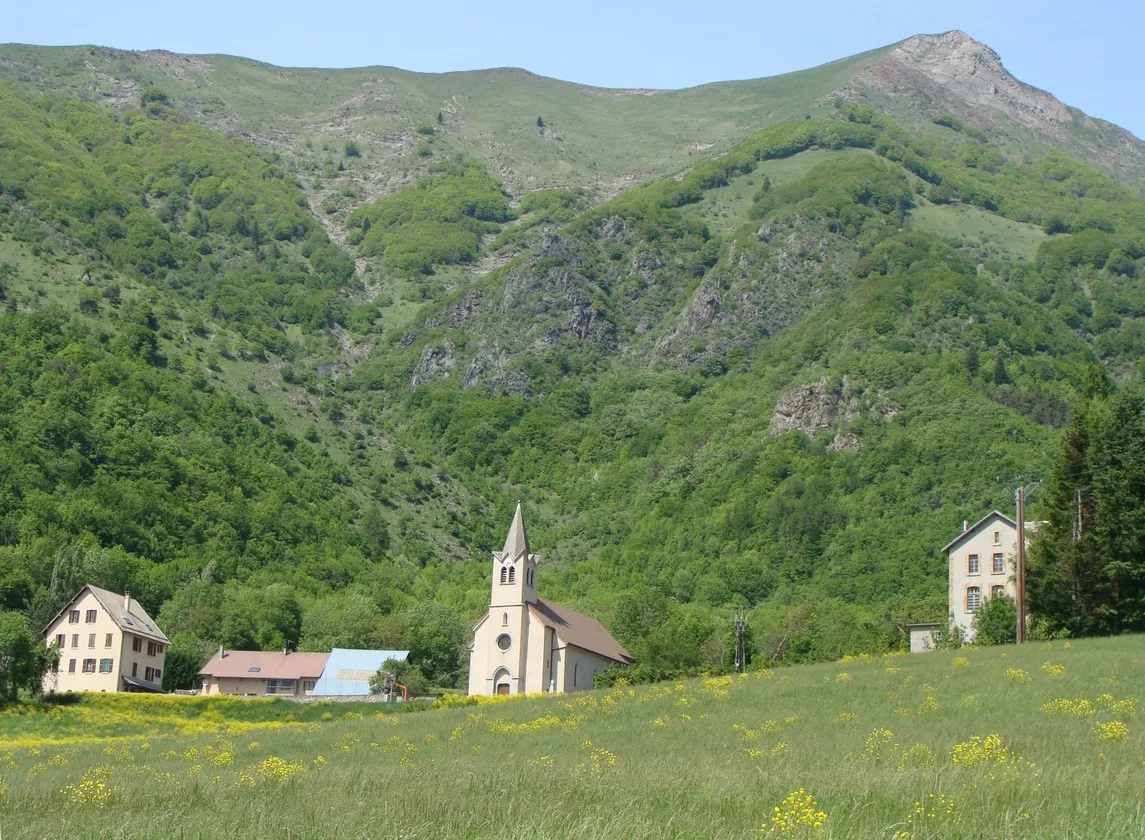 Vue partielle du village d'Aspres-lès-Corps (Hautes-Alpes), entouré de montagnes.
